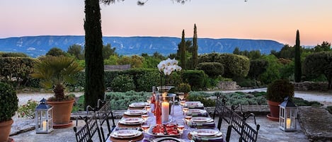 The table is set for dinner on the terrace; photo courtesy Simpson Travel