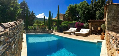   Villa de piedra con piscina climatizada en viñedos prístinos en una ubicación impresionante 