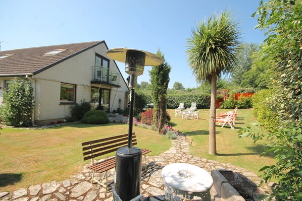  large private maintained lawned garden,
various seating areas + outdoor heater