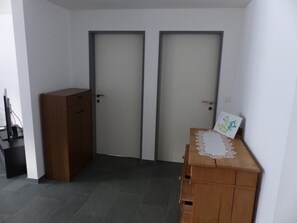 Salon 5: Portes aux chambres