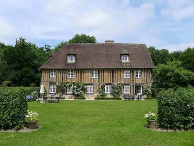 Multa del siglo XV. Manor House con una gran piscina en un entorno paisajístico