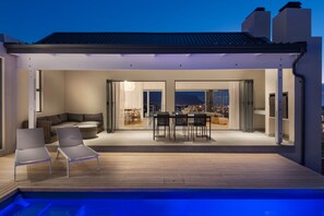 Hintere Terrasse mit Pool, überdachter Veranda und Garten 