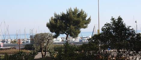 Vue de la terrasse sur le port de Saint Laurent du Var