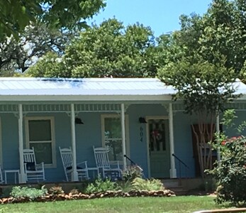 Miss Nora's Cottage
Pet-friendly Cottage near Llano River and Courthouse Square