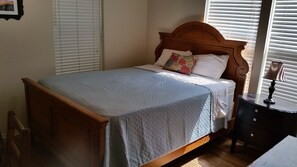 Bedroom 1 - Queen Bed