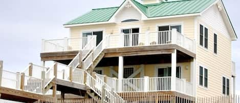 Faboulous balconies and decks overlooking the beach!