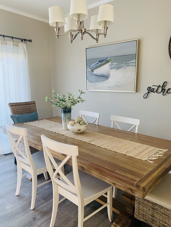 Family dinners at the beach. Dining Room seating for up to 8.