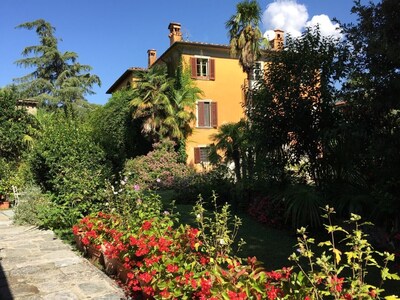 HISTORISCHE VILLA ZWISCHEN DEM MEER VON FORTE DEI MARMI DIE BERGE DER APUANISCHEN ALPEN UND DER KUNST