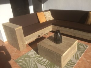 overdekte lounge op terras aan living