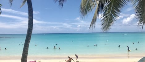 Vue de la plage de Pereybere, à 5 minutes à pied de notre appartement 