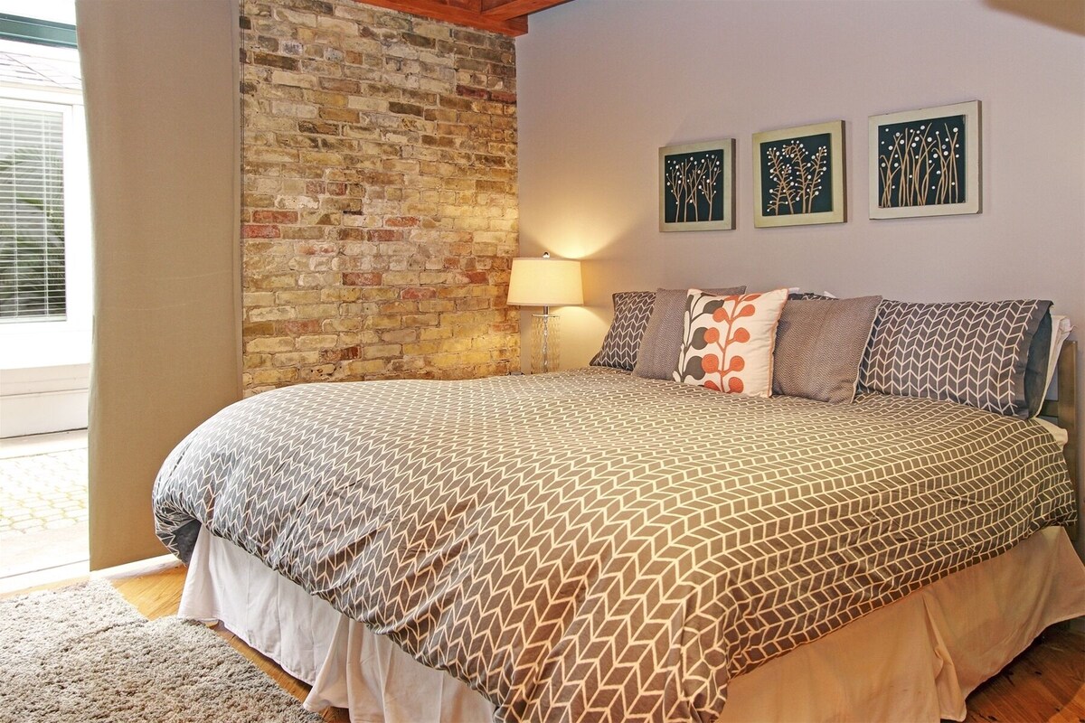 Piedmont Suite: Located on our main floor, this contemporary room features a