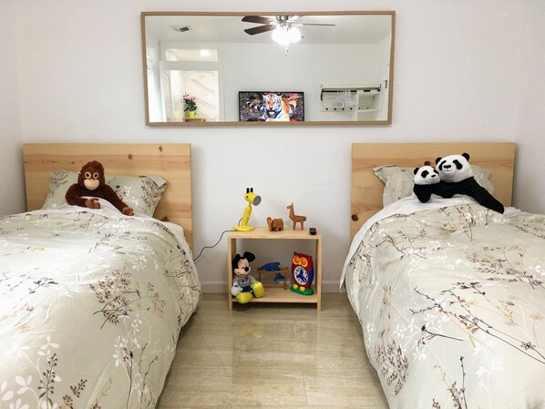 Master Bedroom #2: Two Twin XL beds, private bathroom, 4K smart TV with Roku
