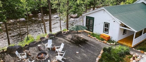 Riverside Farmhouse. Photo by @dirtandglass