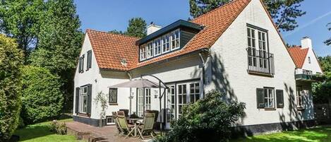 great garden with 2 terraces so all day sun! this one is nxt to kitchen