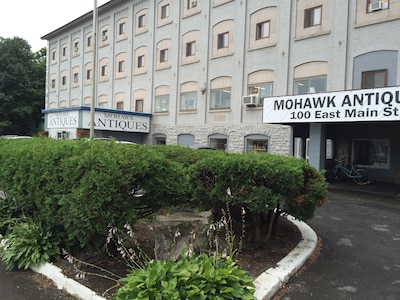 1BR FACTORY APT AT THE MOHAWK ANTIQUES MALL/RIGHT OFF EXIT 30 NYS THRUWAY!