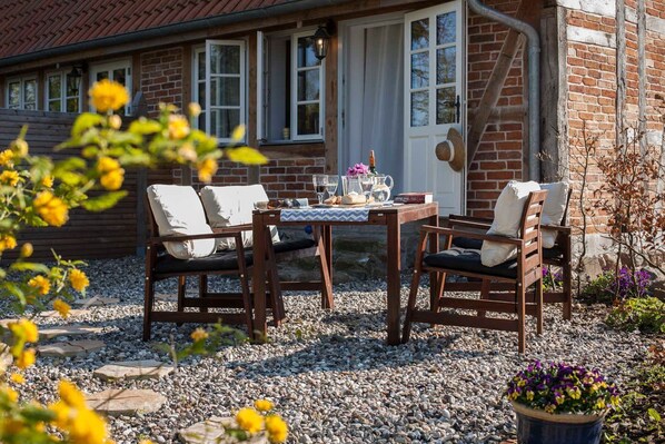 Stilvoll auf der Terrasse essen