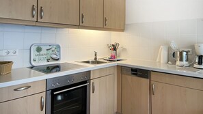 Küchenzeile mit Backofen und Geschirrspüler