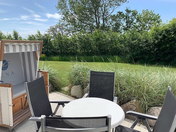 Terrassen mit Gartenmöbeln und Strandkorb
