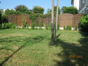 jardin sur l'arrière de la maison