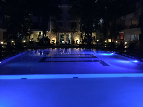 Enjoy a relaxing evening swim in the gorgeous Sabbia pool.