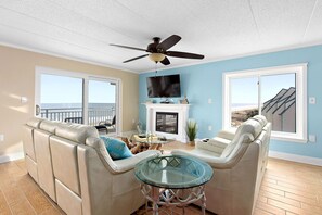 Versailles 303 Oceanfront Living Area