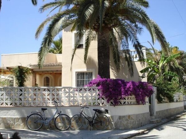 House view, private driveway with gate, private parking