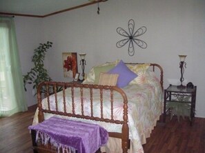 Master Bedroom - Queen Size Bed