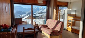 une partie du séjour et du coin montagne