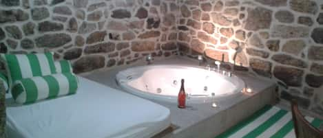 Bodega y zona de Relax. Chill out con Jacuzzi. 