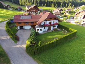 Unser Haus im Sommer, die Ferienwohnung befindet sich oberhalb der Garage.