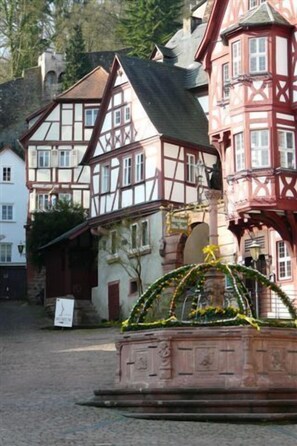 Torwächterhaus mit Marktbrunnen zu Ostern