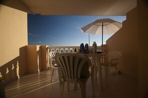 Herrlicher Balkon mit direktem Blick auf Strand und Meer.