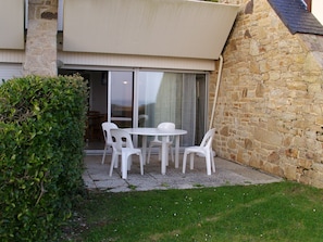 terrasse avec salon de jardin
