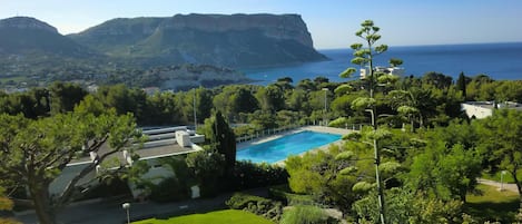 Vue du Balcon: baie de Cassis, Cap Canaille / View from Balcony: Bay of Cassis