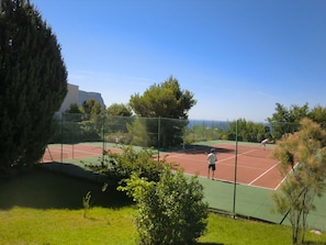 Deux terrains de tennis + mur / Two tennis courts + wall 