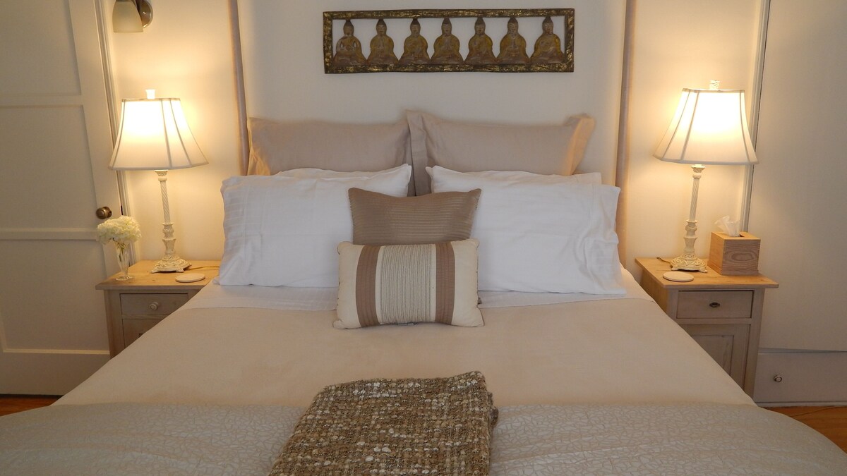 Valley Village romantic retreat close to Universal Studios & Studio City
