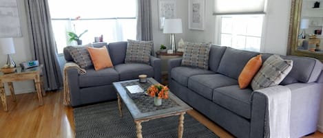 Living room w/queen sleeper sofa