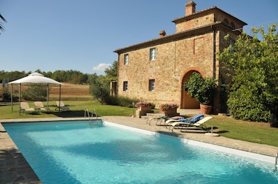 Magnificent Leopoldian Villa mit eigenem Pool und Garten, Panoramablick.