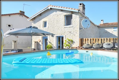 Lovely cottage in quiet hamlet with own pool, WIFI, close to La Rochelle coast 