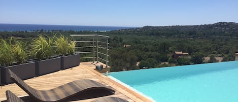 Terrasse et piscine à débordement vue mer