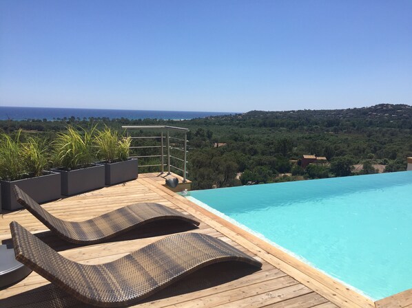 Terrasse et piscine à débordement vue mer