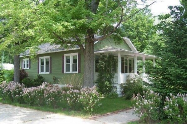 Idyllic 2 BR Bungalow for romance or small family vacation. 7 blocks from beach.