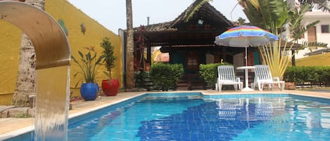 Piscina com Cascata e Hidromassagem.