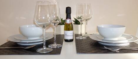 wine glasses/ table setting