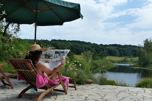 Ansicht Sonnenterrasse mit Blick auf den See