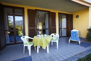 Ca. 26 m² große, teilüberdachte Terrasse mit Markise und herrlicher See- und Bergsicht