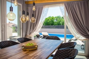 Outdoor kitchen