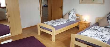 Schlafzimmer 1