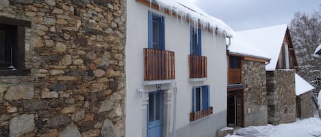 Façade sous la neige