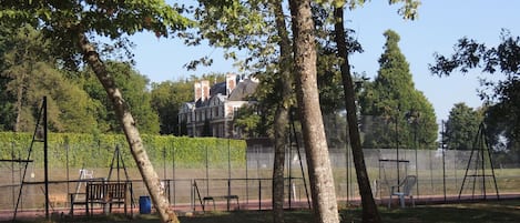 Courts de tennis deavnt le château